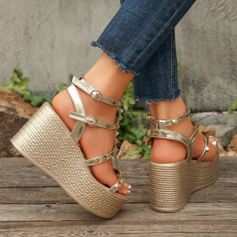 Women Sandals Summer New Outdoor Beach Sandals Designer Casual Sandals Comfortable Hot Shallow Wedges Shoes Women