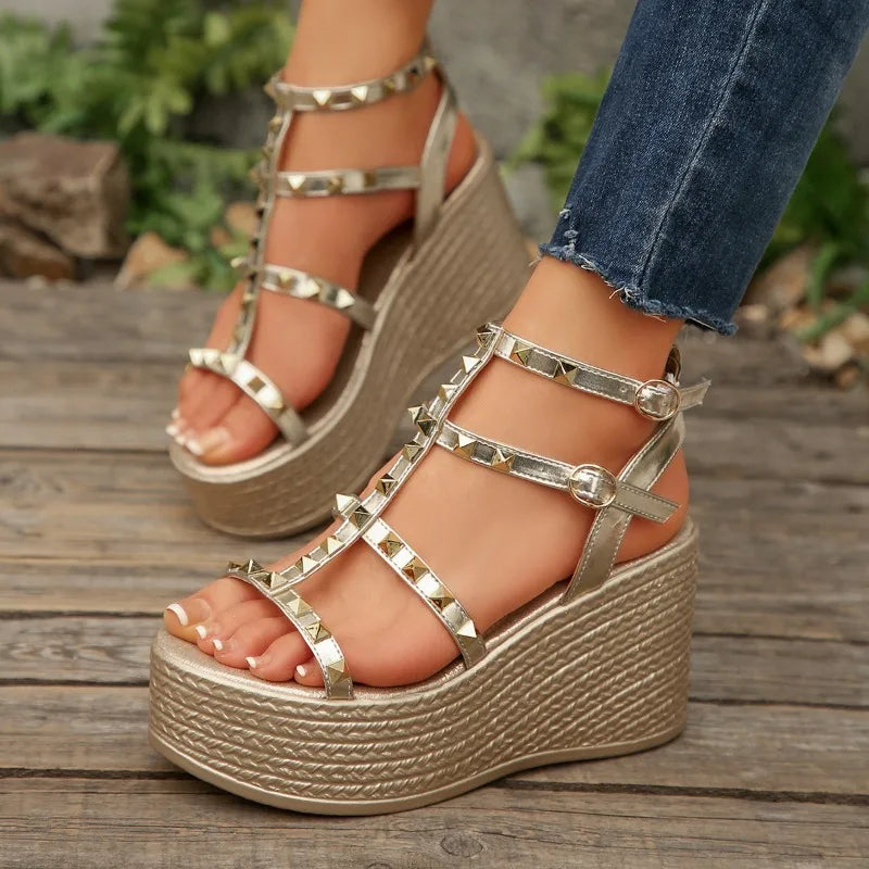 Women Sandals Summer New Outdoor Beach Sandals Designer Casual Sandals Comfortable Hot Shallow Wedges Shoes Women